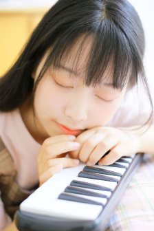 女生脱了裤子让男生桶